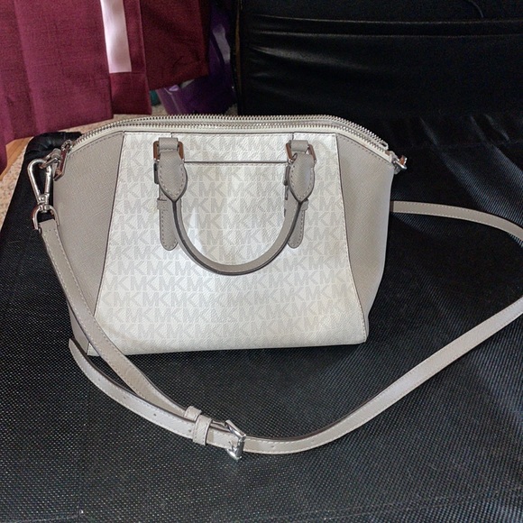 Used Michael Kors bag. - Picture 3 of 5